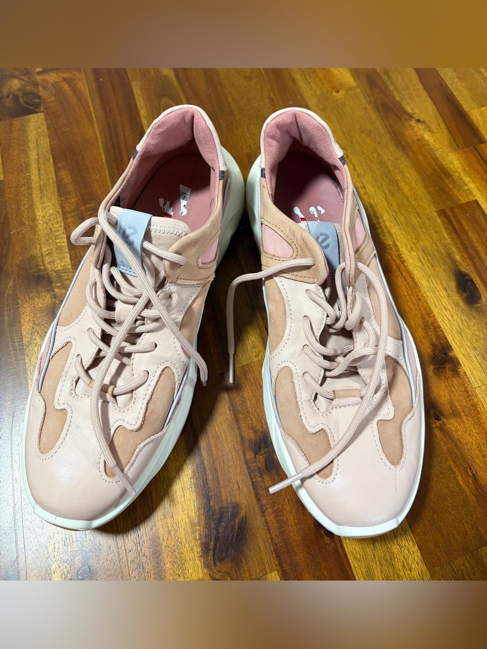 Women's Lightweight Pink Casual Sneakers genuine leather. Looks like new .